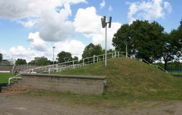 Sportforum Hohensch&ouml;nhausen - Wall hinterm Tor, Seitenansicht