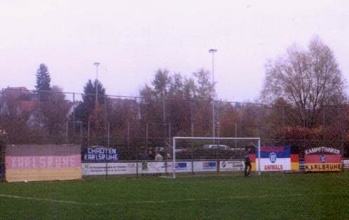 Sportplatz Humboldstra&szlig;e - Hintertorbereich gegen�ber mit KSC-Transparenten
