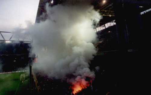 Westfalenstadion - VfL-Fans mit Pyro aus der Distanz...
