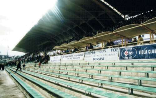 Artemio Franchi - Blick &uuml;ber die Haupttrinb&uuml;ne mit &uuml;berdachter Vortrib&uuml;ne vor Rollstuhlfahrer