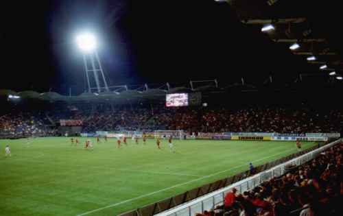 Arnold-Schwarzenegger-Stadion - Innenansicht bei Flutlicht