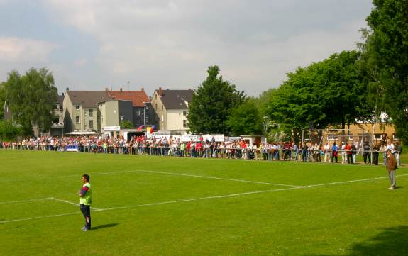 Sportplatz an der Kirchstra&szlig;e - Spielfeld und L&auml;ngsseite