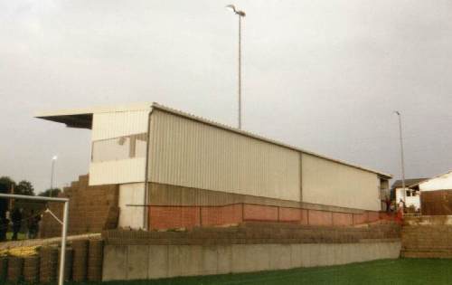 Im Haag - Trib&uuml;nenr&uuml;ckseite von Nebenplatz aus gesehen