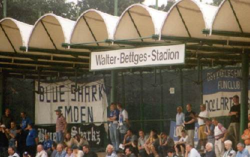 Walter-Bettges-Stadion - Trib�ne mit Emder Fans