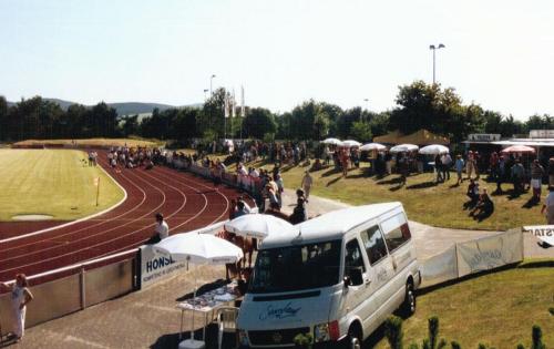 D&uuml;nnefeld-Stadion - 'Gegenseite' mit Graswall