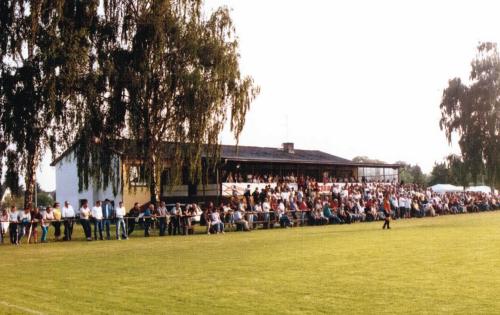 Sportplatz an der Frankfurter Str. - Vereinsheim/Trib&uuml;nenbalkon