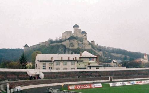 Mestsk&yacute; Stadion - Kurven- und Schlo&szlig;blick