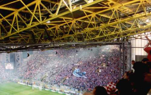 Westfalenstadion Dortmund - Nordtrib�ne mit LFC-Fans
