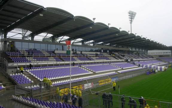 Szusza Ferenc-Stadion - Haupttrib&uuml;ne mit 2 x 'UTE'