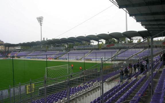 Szusza Ferenc-Stadion - Gegentrib&uuml;ne