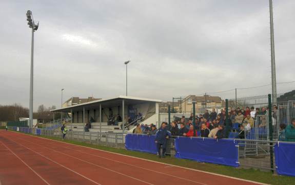 Stade Ren&eacute; Hologne - Hauptseite mit fester Trib&uuml;ne